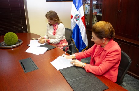 La Fundación Sur Futuro y La Fundación Siervas de Salinas, firman convenio para el desarrollo y sostenibilidad para los habitantes de la zona de Salinas, Provincia Peravia