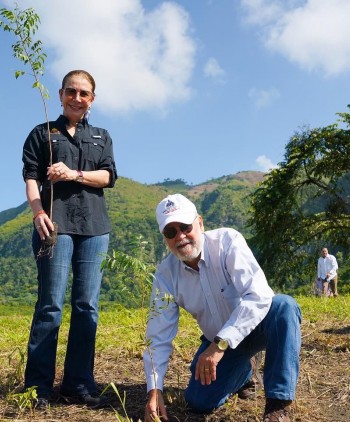 La presidente de Sur Futuro, Melba Segura de Grullón y el Ministro de Medio Ambiente, Miguel Ceara Hatton encabezaron la primera siembra de árboles de esta temporada.